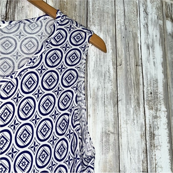 Cabi Medallion Keyhole Sleeveless Blouse - Picture 4 of 6